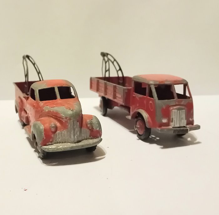 Dinky Toys 1:43 - 2 - Modell lastbil - Ford Tow Truck (25R2), Studebaker Tow Truck (25R) 'Dinky Service'