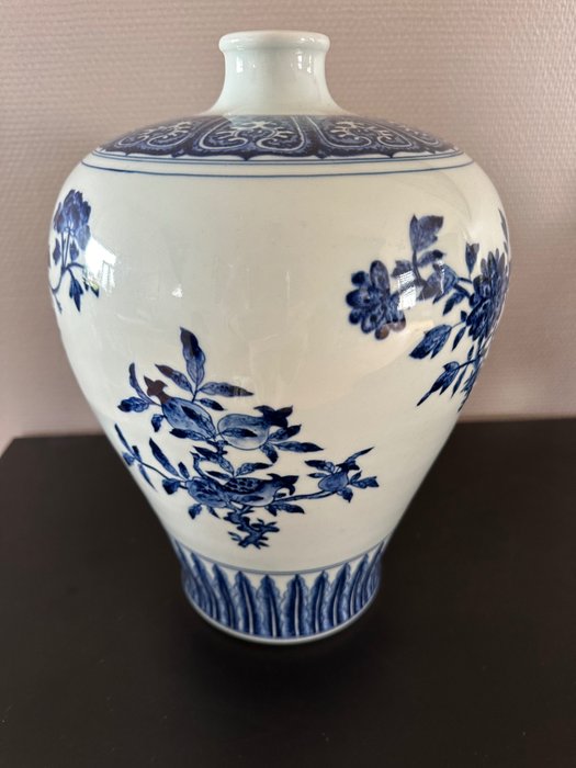 Vase - Porcelaine - Meiping - Vase prune - Fruits et fleurs - Qianlong - marqué - Chine  (Sans Prix de Réserve)