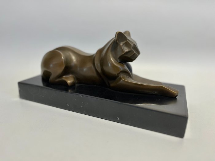 Escultura, liggende kat van brons op een marmeren voet. - 11.5 cm - Bronze, mármore.