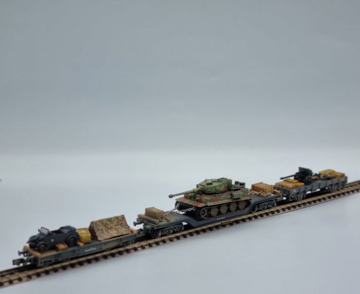 Roco, Arnold N - Modellbahn (3) - Wehrmacht - Panzerschwertransport mit Tigerpanzer Nr. 134 mit Kübelwagen und Flak - DR (DRB)