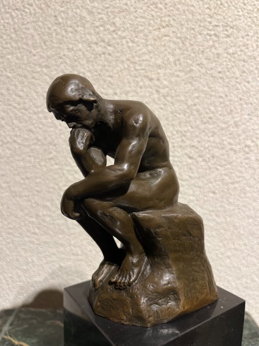 Szobor, Bronzen beeld van de denker op een marmeren voet. - 20 cm - Bronz, márvány.