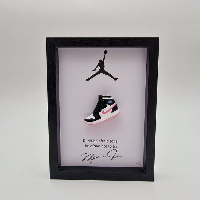 Rahmen (1) - Mini-Sneaker „AJ1 Air Jordan 1 White Light Arctic Pink (PS)“ gerahmt  - Holz