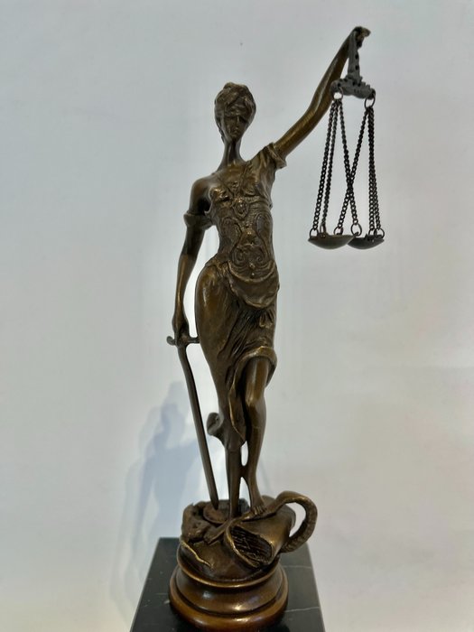 Figurka - Beonzen beeld van vrouwe justitia. - Brąz, marmur