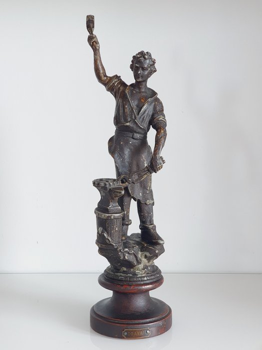 Rzeźbiarz francuski ok. 1900 r., patynowany odlew na okrągłej drewnianej podstawie - 雕像 - Kowal przy kowadle - 粗锌