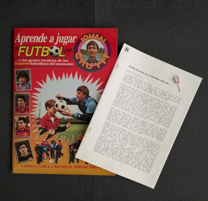 Insignia JOHANN CRUYFF LOT: 1965 'rookie' lapel sign, 1989-1990 Dream Team's Report & 1984 Football Cards - Ámsterdam y Barcelona - Finales del siglo XX