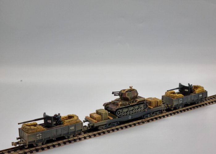 Roco, Arnold N - Modelo ferroviário (3) - Wehrmacht - comboio militar com tanques antiaéreos e 2 armas antiaéreas no carro com soldados - DR (DRB)