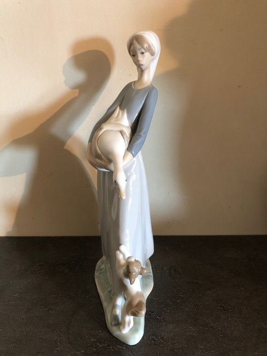 Lladró - Figuriini - meisje met gans en hond - Posliini