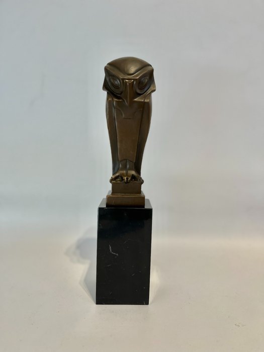 小塑像 - Art Deco uil van brons naar Johan Coenrad op een marmeren voet. - 大理石, 青銅色