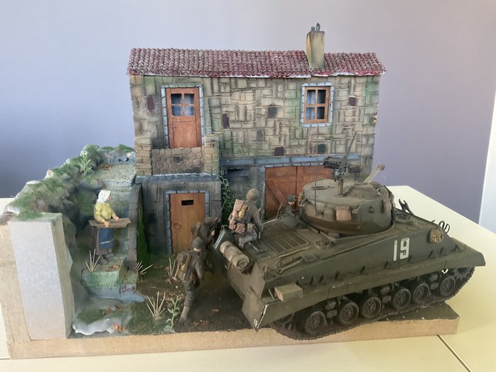 Tamiya - Speelgoed Amerikaanse Sherman tank met infantry trek dorp binnen - Noord Amerika