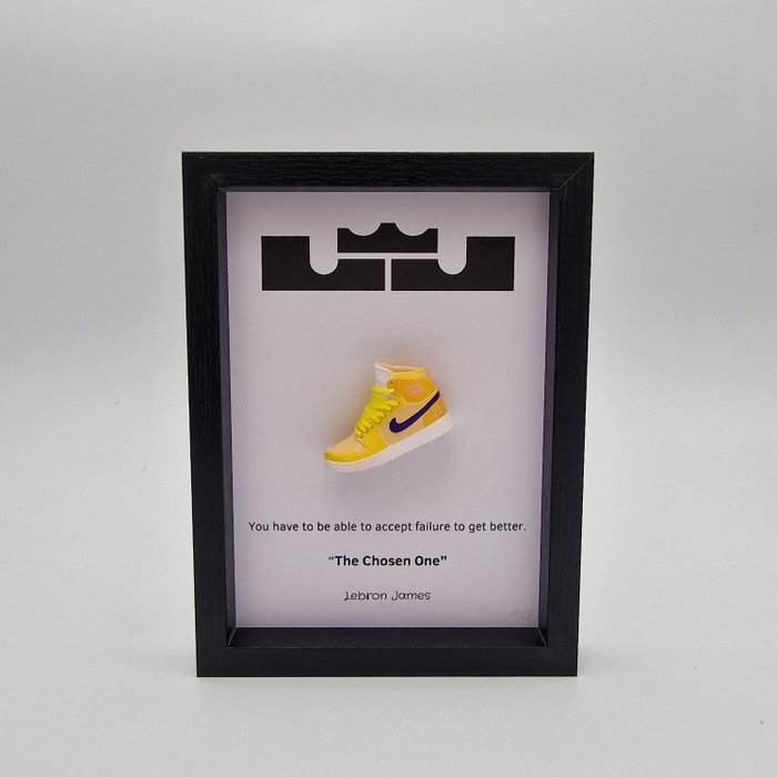 群架 (1) - 迷你運動鞋「AJ1 勒布朗·詹姆斯湖人隊 23 黃色」裱框  - 木