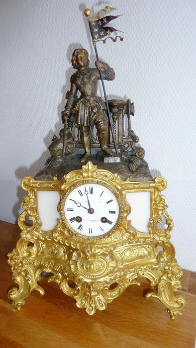 Horloge de cheminée avec personnage, avec Jeanne D. Arc en armure et drapeau ! - Bronze doré - 1840-1850