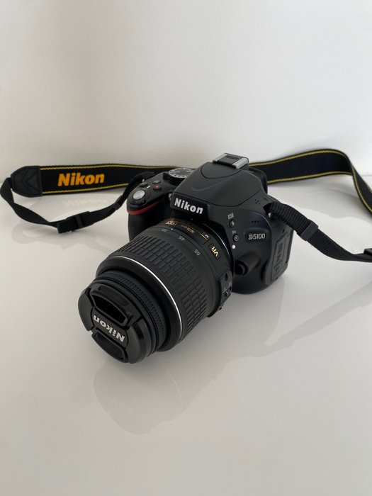 Nikon D5100 + AF-S DX Nikkor 18-55 mm 1:3.5-5.6G VR Digitalkamera