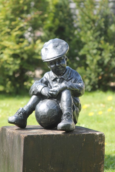 Sculpture, de kleine voetballer met de mooie pet - 45 cm - mgo