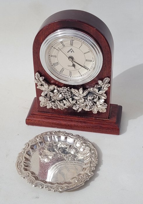 Bandeja (2) - Reloj de mesa de madera y plata y una pequeña bandeja plateada. - .925 plata, Madera