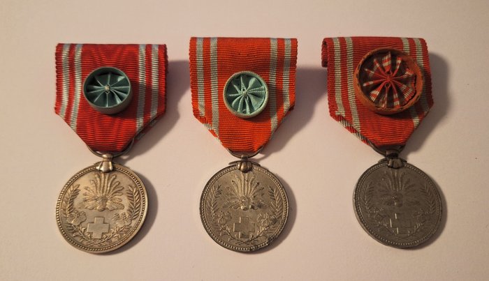 日本 - 陆军/步兵 - 奖章 - Three WW2 Japanese Imperial  Red Cross  Medals 1941 with original silk ribbons.(first class)