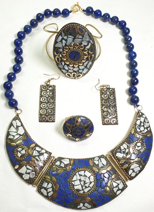Lapislazuli – Halskette, Armband, Ring und Ohrringe eines buddhistischen Würdenträgers – Brosche aus - Halskette