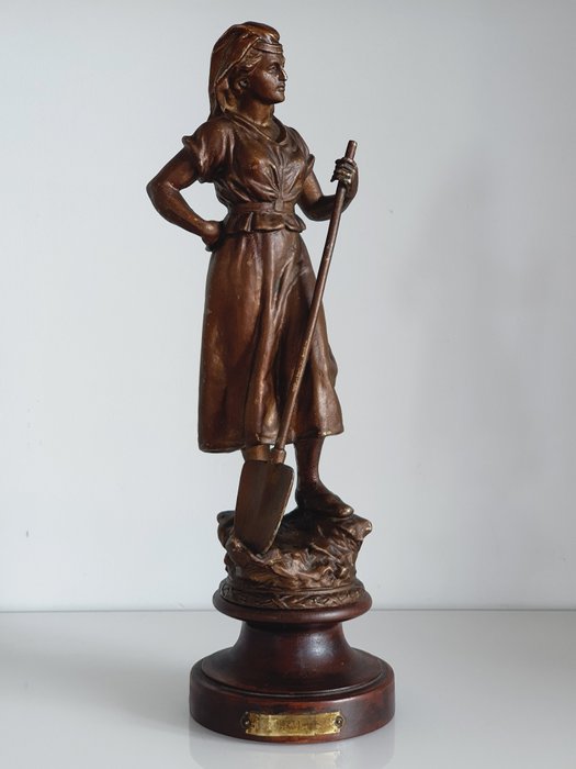 Figurka - Efektowna statua kobiety podczas odpoczynku w pracy, stoi z łopatą - Cynk w bloczkach