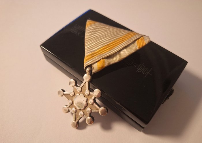 Japan - Leger/Infanterie - Medaille - Order Of The Sacred Treasure 7th Class  with  silk ribbon and   lacuered  box with silver