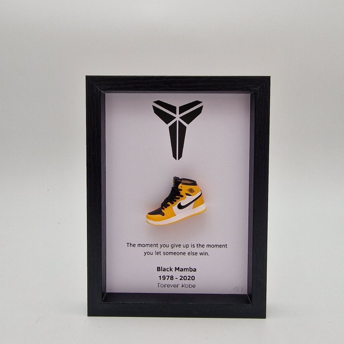 Moldura (1) - Mini tênis " Kobe Bryant AJ1 Amarelo " emoldurado  - Madeira