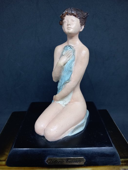 A.D.L. - Vittorio Tessaro - Figur - Nude girl - Keramik, Resin/ Polyester, Verbundwerkstoff