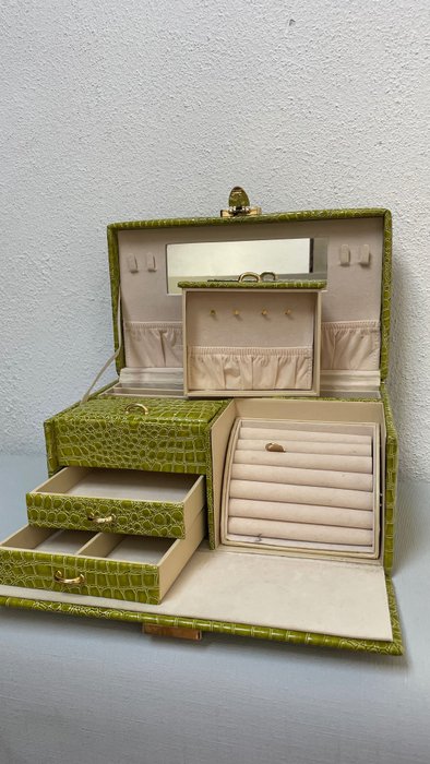 Jewellery box - with key - Leather