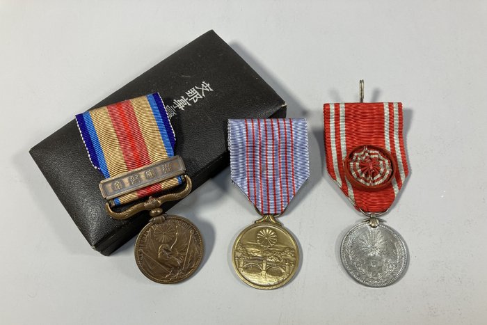 Japan - Medaille - Japanese Military /Commemorative / Red Cross Medals