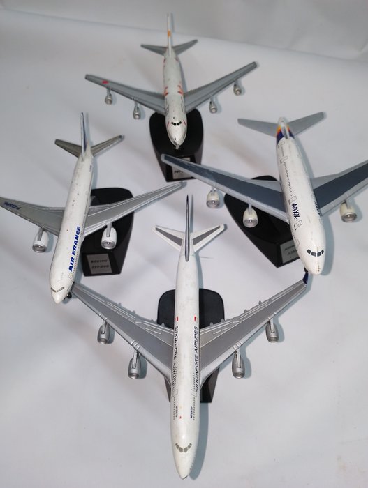 Modellflugzeug - Vier Flugzeugmodelle aus Metall