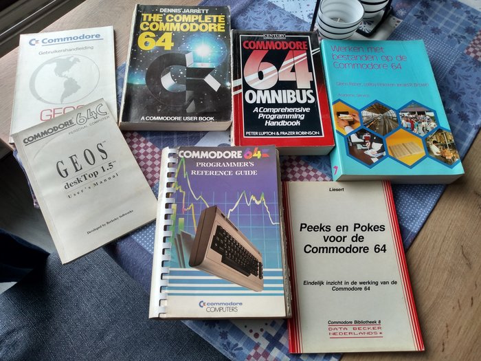 Commodore book collection - Tietokone