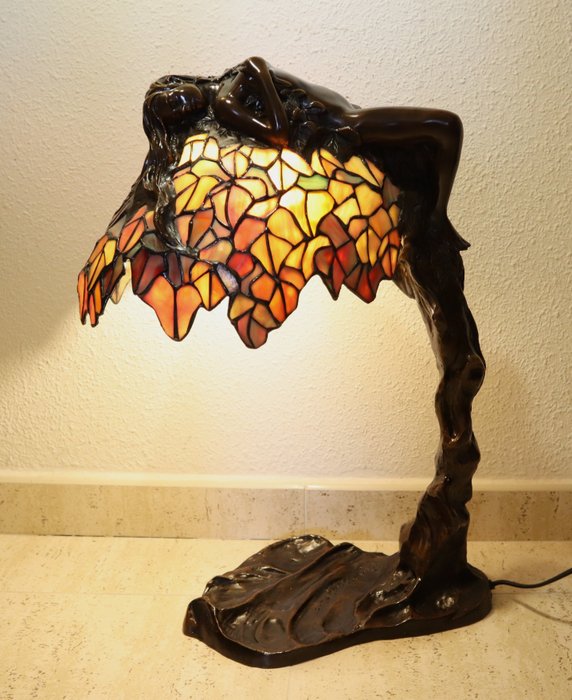 E.Thomasson - Lampe - „Daphne“ Jugendstil-Tiffany-Stil, sehr groß, 54 cm und fast 10 kg - Bronze und Bleiglas