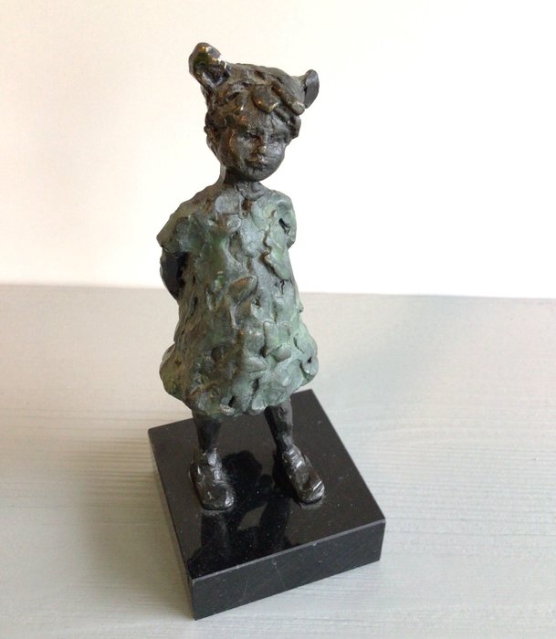 Judith van Westreenen - Sculptură, “ Meisje met bloemen “ - 14 cm - Aliaj