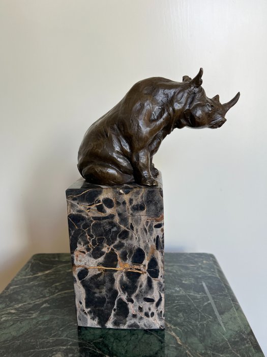Statue, Bronzen beeld van een zittende neushoorn op een natuurstenen voet. - 22 cm - Bronze, marbre.