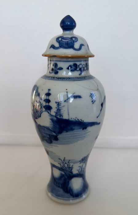 Jarrón y tapa azul y blanco. - Porcelana - China - Dinastía Qing (1644-1911)