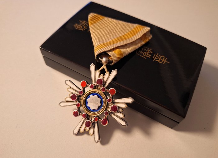 日本 - 獎牌 - Sterling silver and gold Order Of The Sacred Treasure 5th Class with original silk ribbon and large