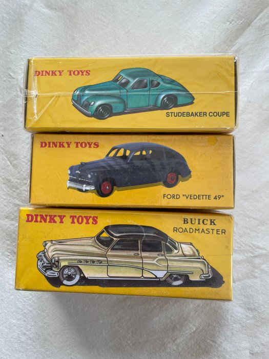 Atlas 1:43 - 3 - Voiture miniature - Sammlung 3x Dinky Toys Ford Vedette 49 24 Q / Studebaker Coupe 24 O / Buick Roadmaster 24 V - 1 : 43 - Absolument neuf et encore sous film rétractable !