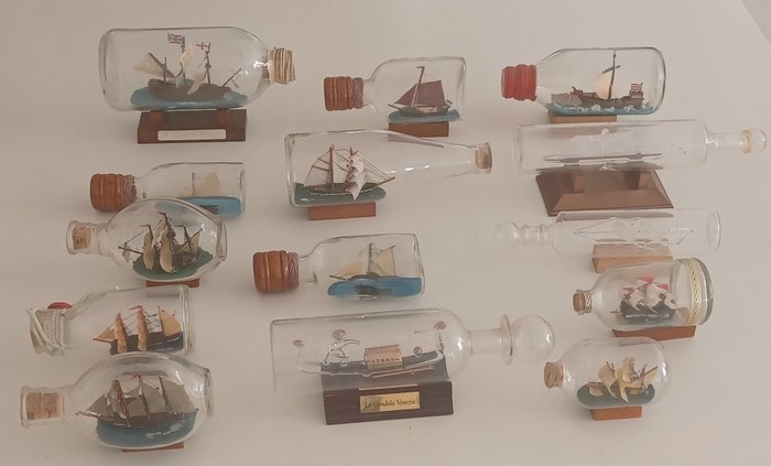 瓶 - 支架上的瓶中船 - 14 件 - 玻璃和木材