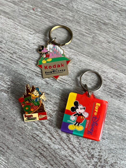 Disneyland Paris - 3 keychains/pins - 1992