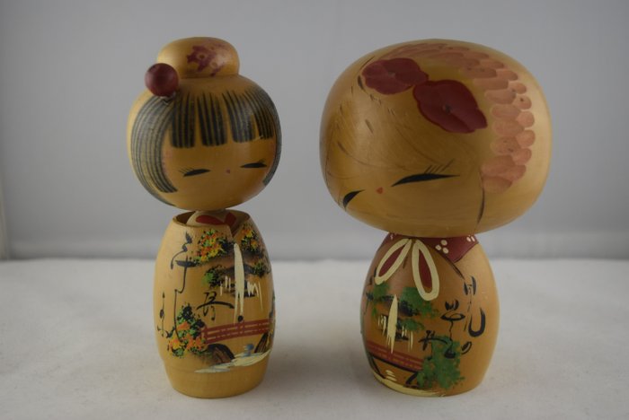 Dos Kokeshi hechas por Bitoku - Madera - Bitoku - Japón - Periodo Shōwa (1926-1989)