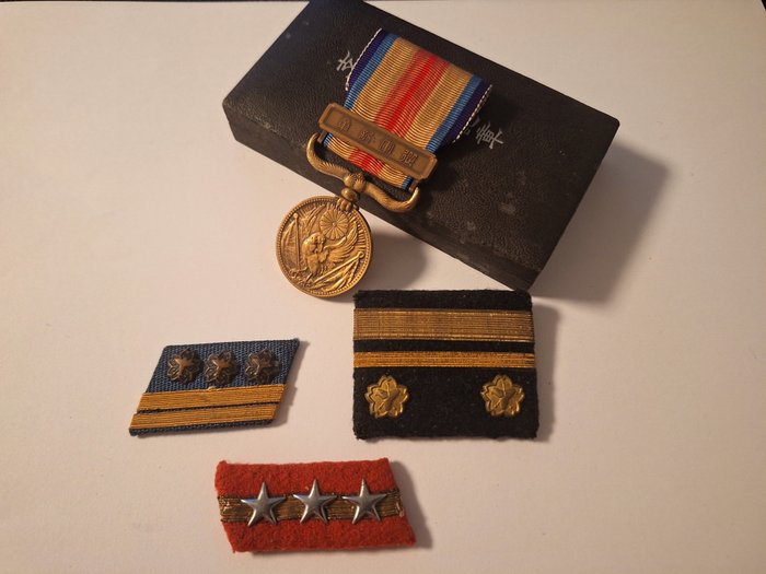 日本 - 陆军/步兵 - 奖章 - Japan medal with box and Captain three shoulder straps