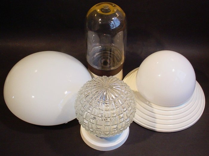 Lamp - Vier vintage plafondlampen/plafonnières - glas, metaal, kunststof en bakeliet
