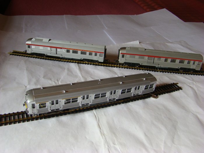 Jouef Champagnole H0轨 - 5499 et divers - 模型火车客运车厢 (3) - 1 辆 BUDD 车厢和 2 辆 TEE 车厢、乘客和行李 - SNCF