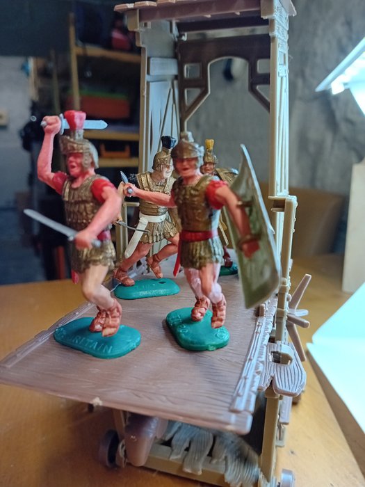 Timpo Toys e W. Germany  - Speelgoedfiguurtjes Legione Romana con strumento di guerra - 1960-1970 - Verenigd Koninkrijk