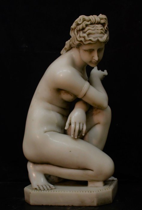 Sculptură, venere accovacciata - 88 cm - Marmură