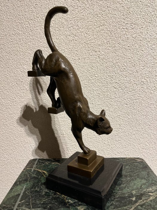 Estatueta - Bronzen kat die van de trap loopt. - Bronze, Mármore
