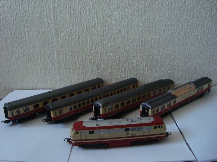 Lima H0轨 - 火车组 (1) - 配备内燃机车 BR 218 和 4 TEE 货车 - DB