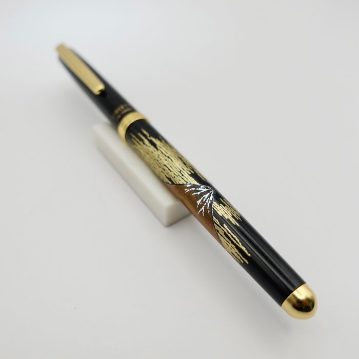 Maejyu Lacquerware Co. - Modern Lacquerware Maki-e Pen with Red Mt. Fuji Design - Ballpoint pen