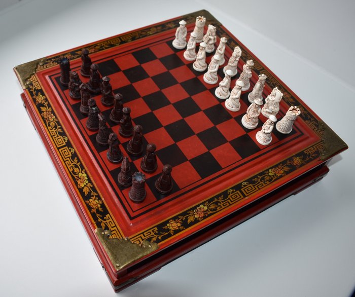 Schachspiel - Holz - Kupferbeschläge - Kunststoff