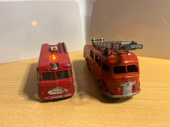Dinky Toys 1:43 - 2 - Machetă mașină - 2x Camions de Pompier