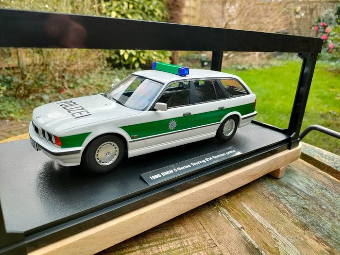 Triple9 1:18 - 模型車 - BMW  5-serie E34 touring  Duitse Politie 1996 - 限量版