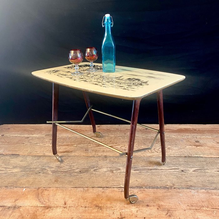 咖啡桌 - 木, 義大利現代古董咖啡桌，附 20 世紀 50 年代的輪子
