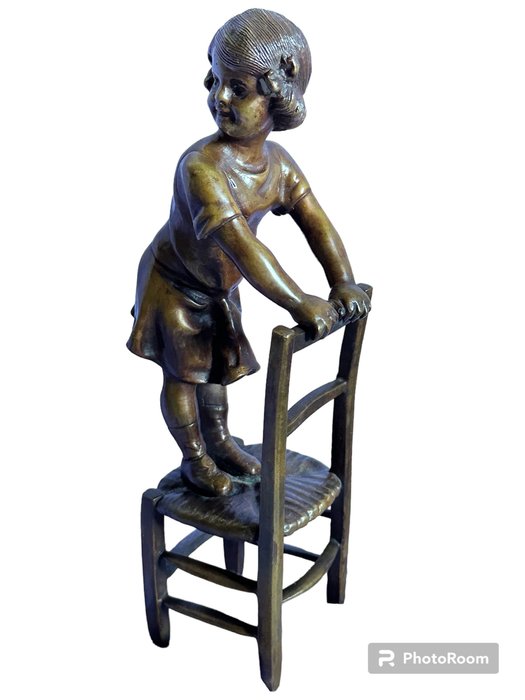 雕塑, Niña en silla - 28 cm - 黄铜色